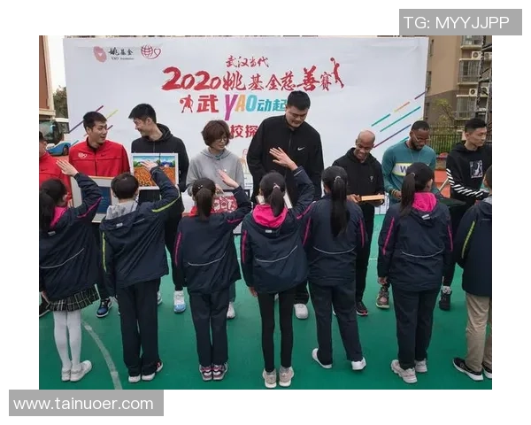 姚明握手舞引领全民健身热潮展现运动与快乐的完美结合